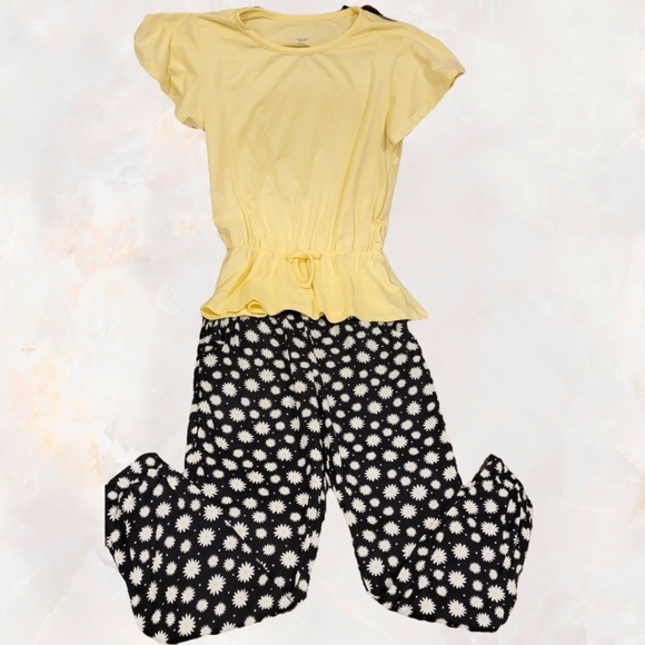 Sweet Butterfly Other - 4/$20 𝅺Girls Sweet Butterfly top with daisy pattern  pants size 8/10